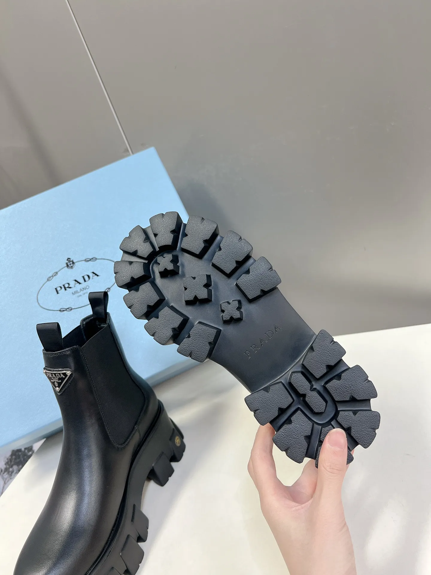 👟👟Ex-factory price 560👟👟 Women's shoes Women's Prada top version platform platform thick-soled pocket triangle logo couple's boots Original 1:1 customization, many Internet celebrities are on their feet, these shoes, cowhide color matching, injection molded triangle letters luogo process, very popular this year, can be worn for leisure and sports... ❶Fabric: Customized open edge beads ➕Injection molded triangle logo ❷Inner lining: Customized cowhide ❸Feet: customized cowhide ❹Outsole: original molded foam combination outsole ❺Sole thickness: 6cm ❻Number of sizes: women's 35-40